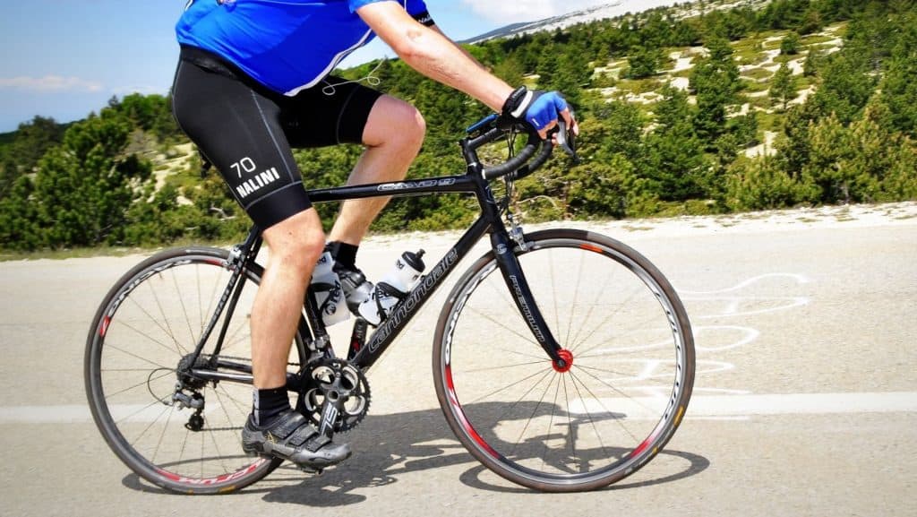 Photo of cyclist with iliotibial band syndrome