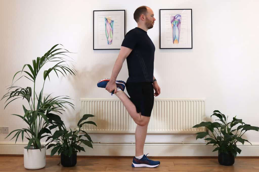 Photo of man stretch quadriceps