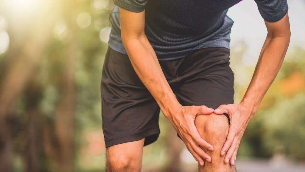 Photo of man running with knee pain